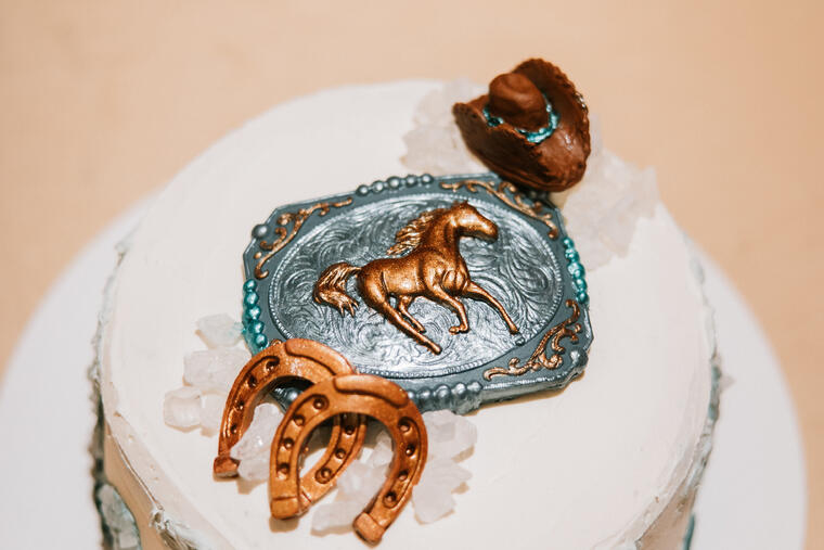 Cake decorating showpiece